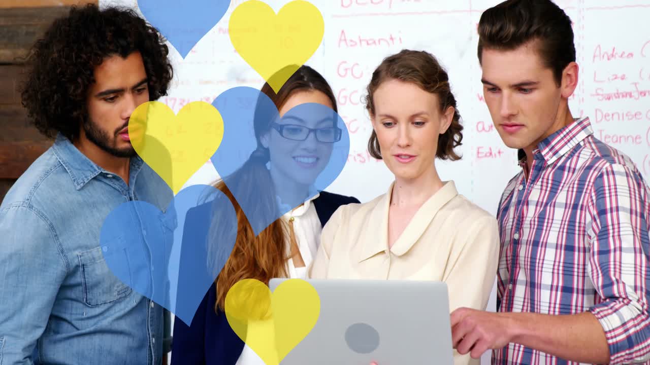 animación de corazones amarillos y azules cayendo sobre diversos empresarios que trabajan en la oficina
