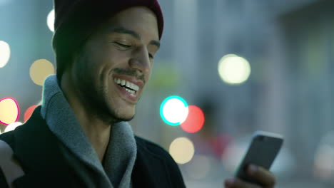 vagando por la ciudad con mi dispositivo por la noche