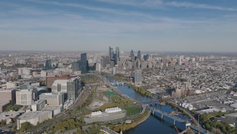 Imágenes-Aéreas-Del-Centro-De-Filadelfia-Moviéndose-Hacia-La-Derecha-Sobre-El-Río-Schuylkill