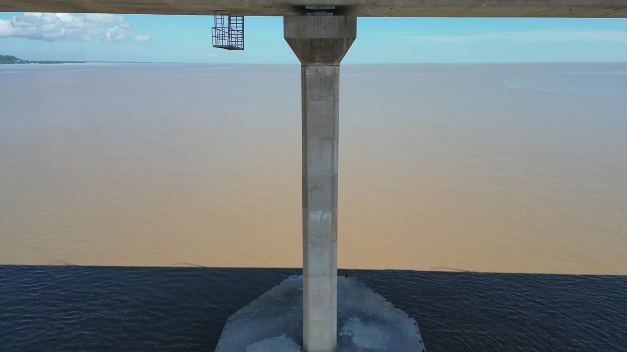 Il Ponte Batang Lupar 1 è un ponte a due corsie lungo 4,884 chilometri nel Sarawak, ufficialmente riconosciuto come il ponte fluviale più lungo della Malesia. Attraversa il fiume Batang Lupar.