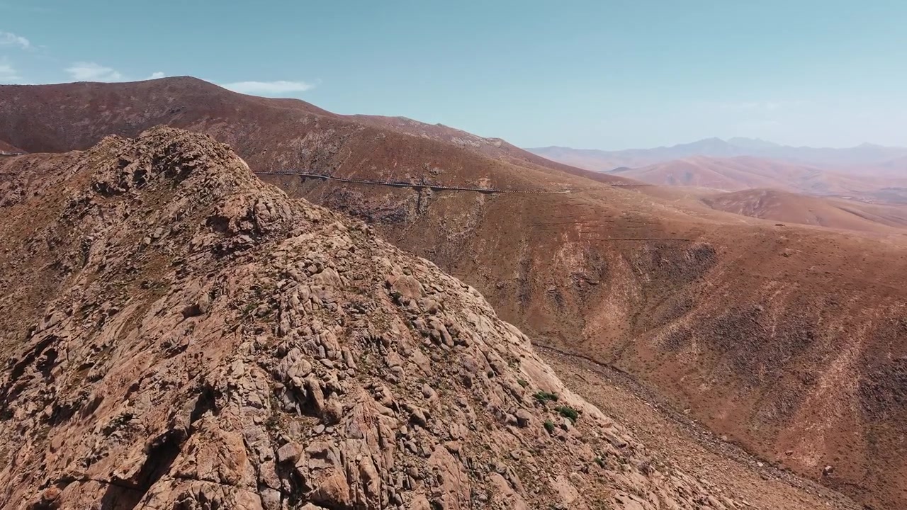 Veduta aerea di una catena montuosa aspra in un paesaggio arido
