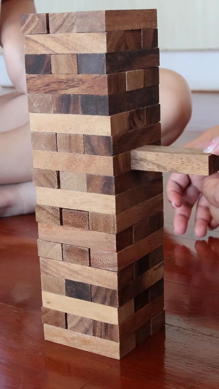 I giocatori si alternano a rimuovere i blocchi finché la torre non cade.