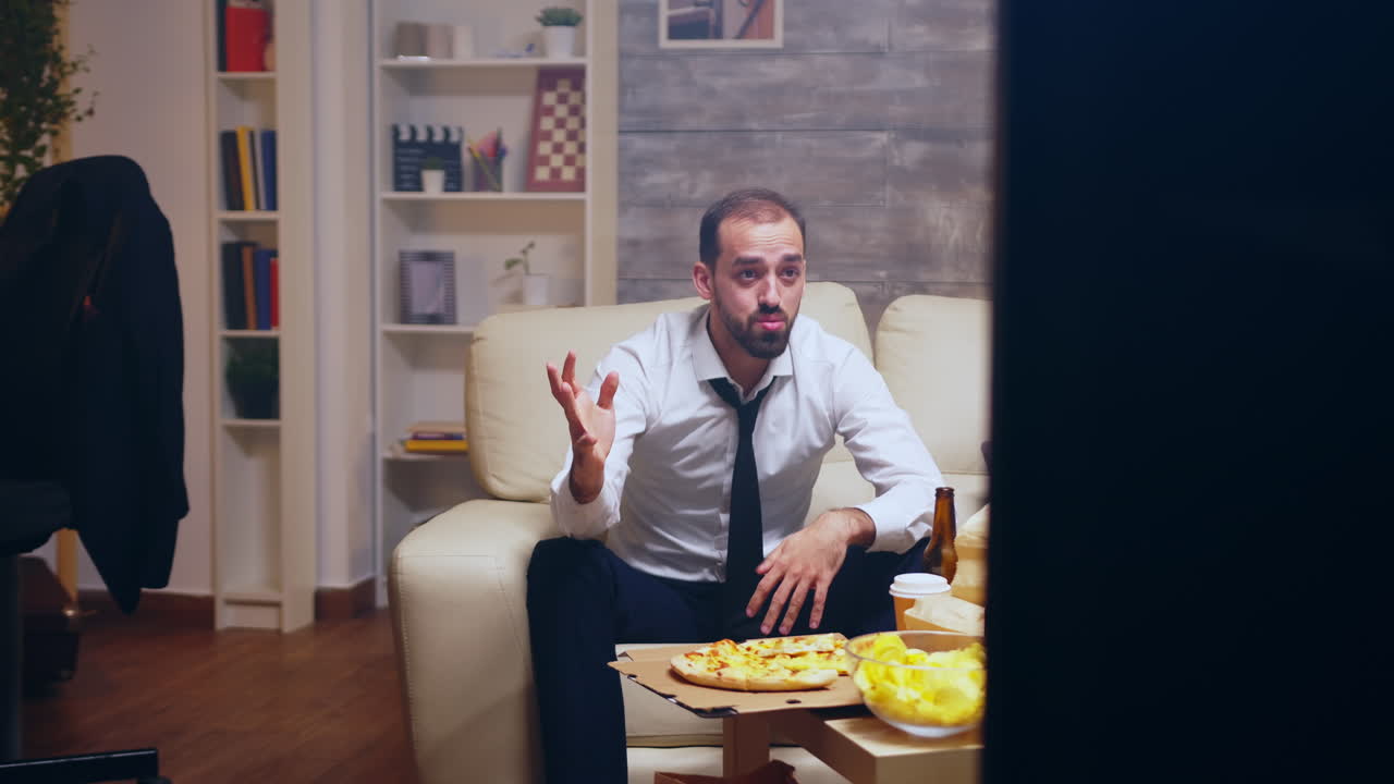 Inquadratura rivelatrice di un uomo d'affari in giacca che guarda una partita