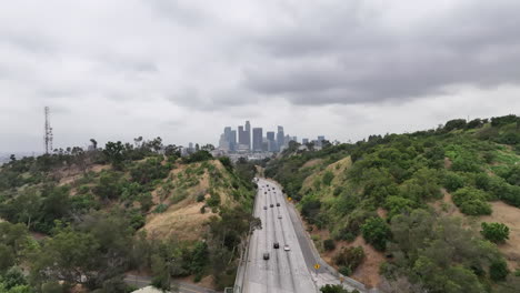 Autopista-De-Los-ángeles-Y-Una-Vista-Del-Horizonte-De-Los-ángeles