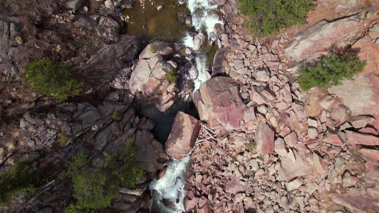 un río colorado en un cañón