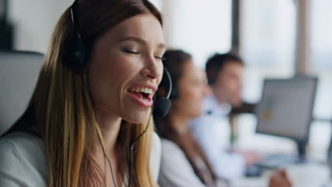 Telemarketing-Team-Arbeitet-Zusammen-Im-Büro.-Lächelnde-Frau,-Fachberatung