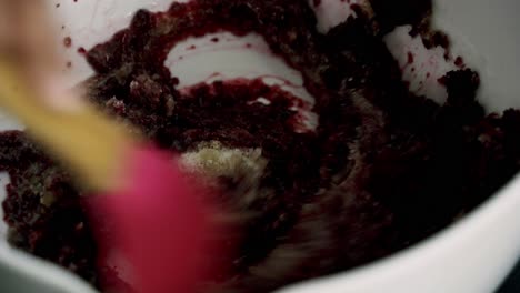 mezclar masa de remolacha de chocolate para hacer muffins de terciopelo rojo de chocolate para el día de san valentín