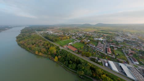 Toma-Aérea-De-Rotación-Lenta-De-Mautern-An-Der-Donau-Con-Hermosas-Colinas-Y-Naturaleza-Circundantes