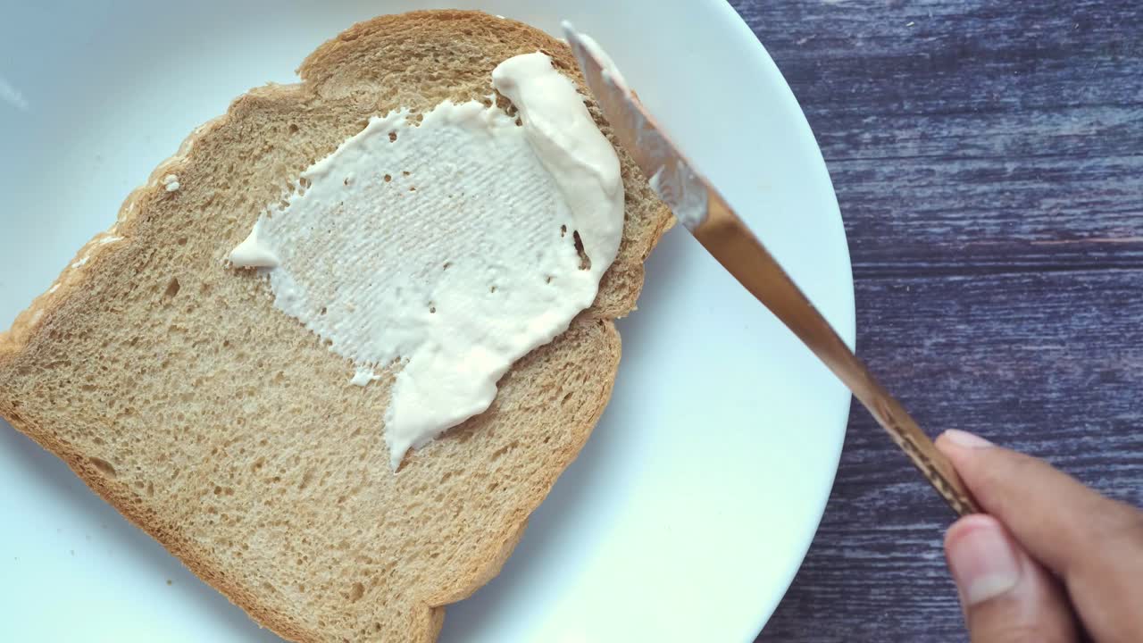 Spalmare Formaggio Spalmabile su Pane Integrale