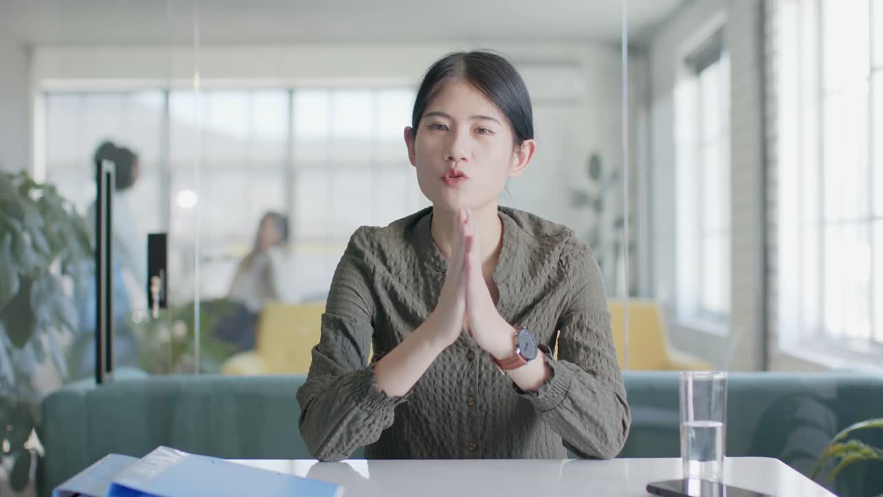 사무실 에서 비디오 통화 를 하는 동안 손짓 을 하는 아시아 의 캐주얼 사업가 의 초상화, 슬로우 모션