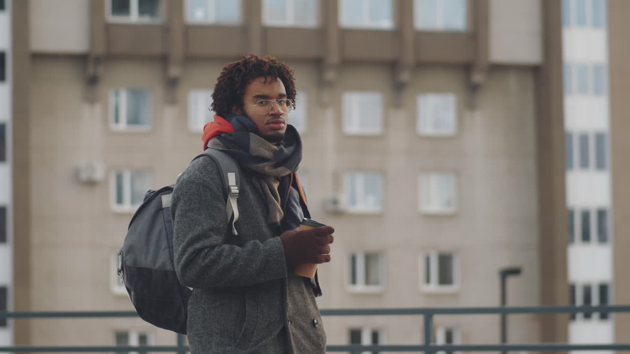joven caminando por la ciudad
