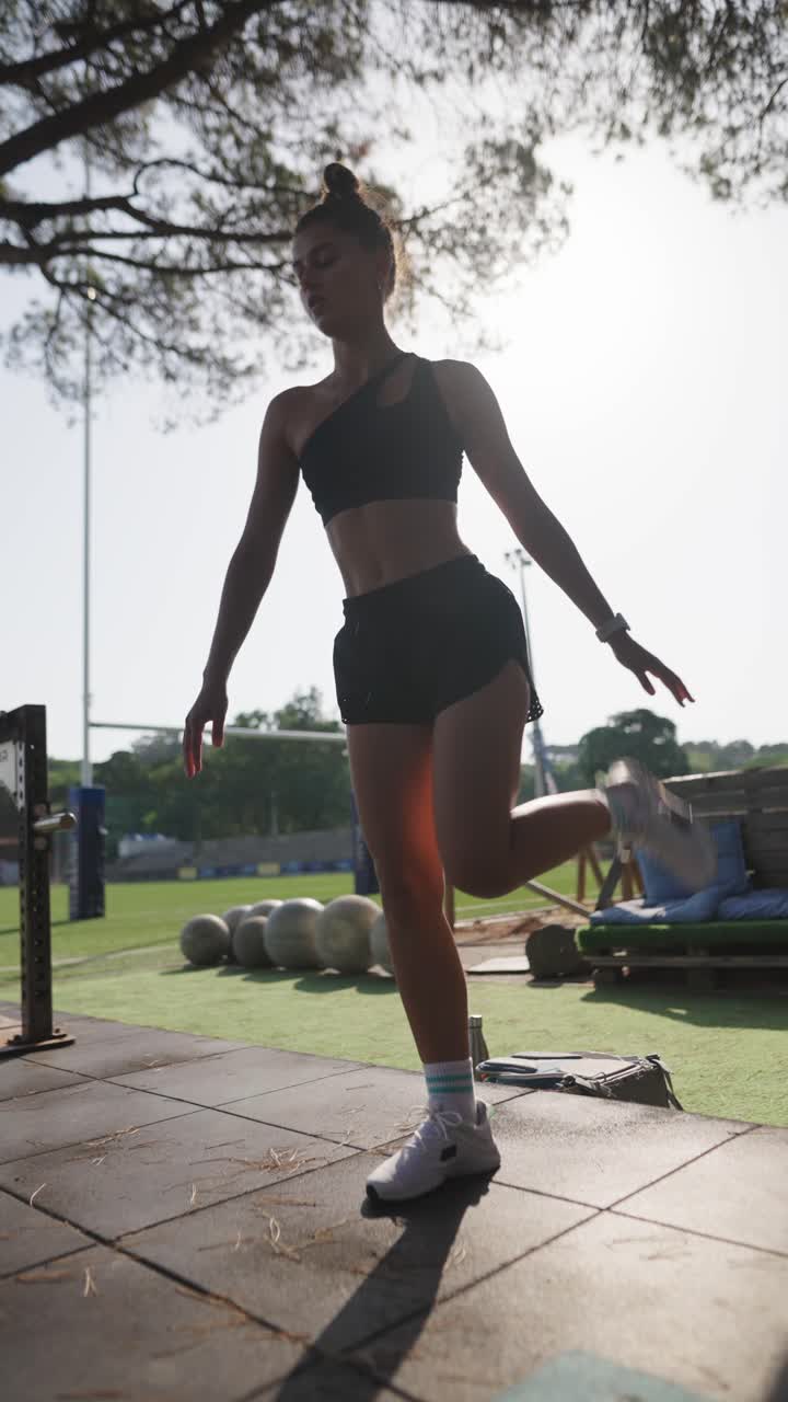 mujer estirándose al aire libre
