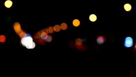 luces desenfocadas calle de los ángeles resumen. fondo borroso de la ciudad. círculos de bokeh en movimiento del tráfico nocturno.