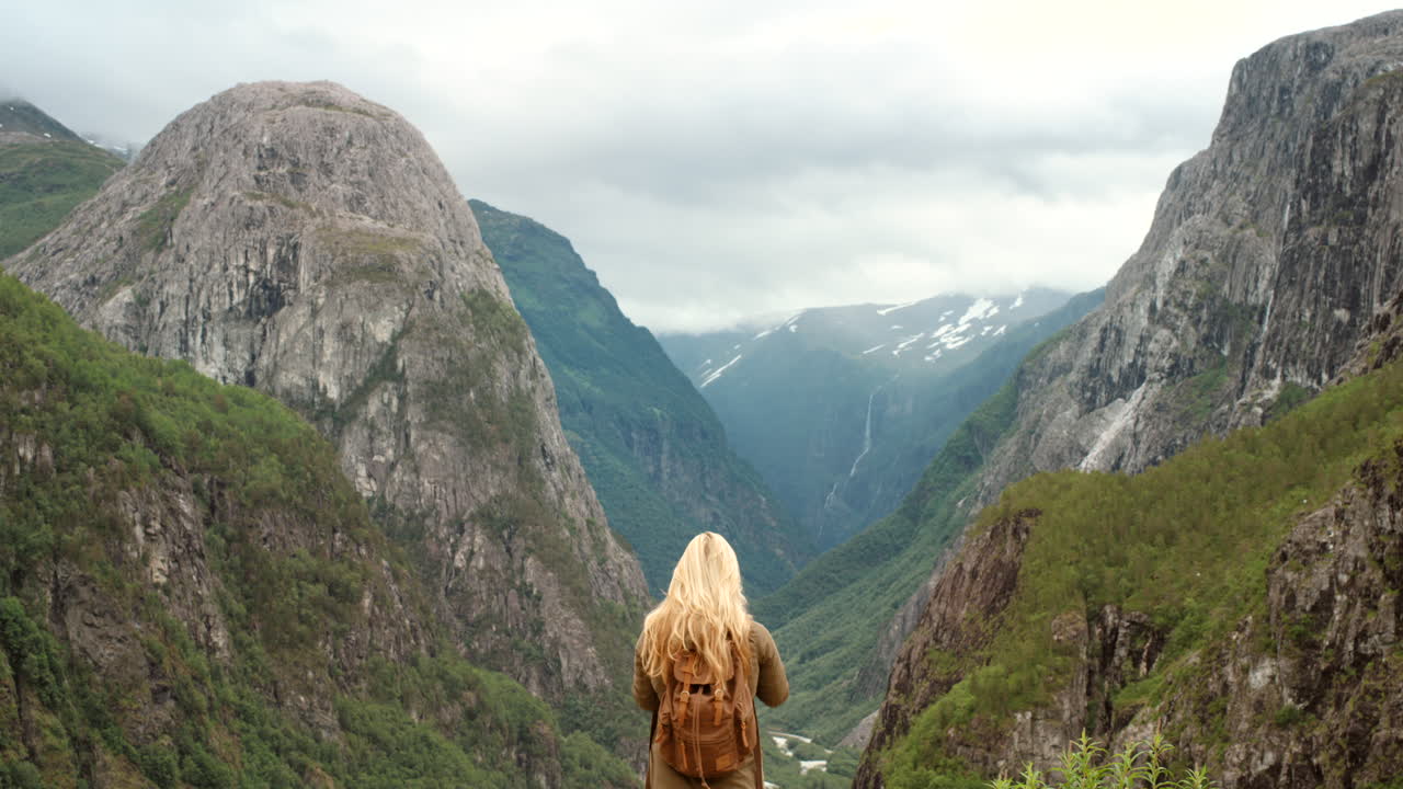 mujer haciendo senderismo en los fiordos noruegos