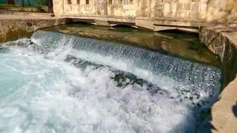 agua en movimiento rápido sobre un vertedero en cámara lenta pero invertida para que el agua fluya hacia arriba del vertedero