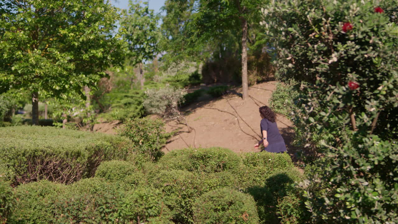 mujer caminando en un parque