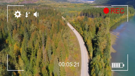 vista aérea de una carretera sinuosa a través del bosque con animación de grabación de cámara