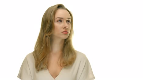 mujer seria mirando hacia el lado superior derecho y luego directamente a la cámara