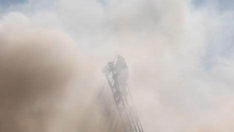 enorme nube de humo sopla cerca de bombero