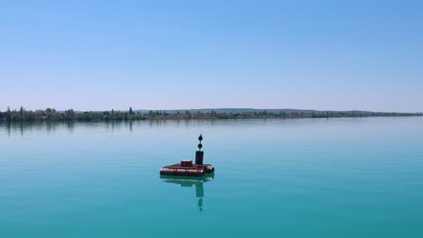 Rote-Boje-Am-Plattensee,-Ungarn-Siófok,-Aufgenommen-Mit-Einer-DJI-Drohne-1080p