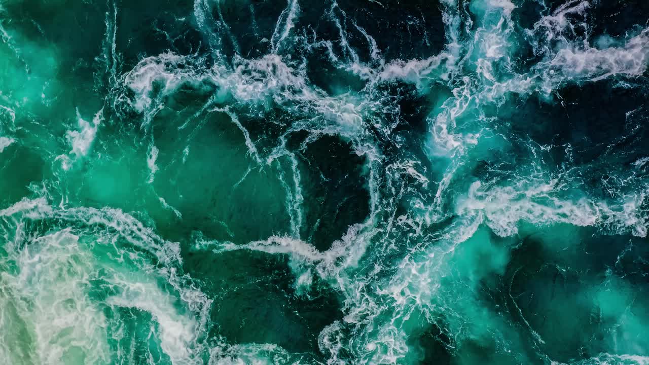 Le onde dell'acqua del fiume e del mare si incontrano durante l'alta e la bassa marea.