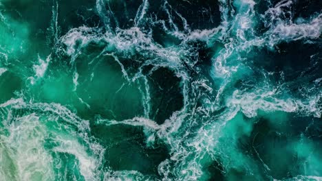 las olas de agua del río y el mar se encuentran durante la marea alta y la marea baja.