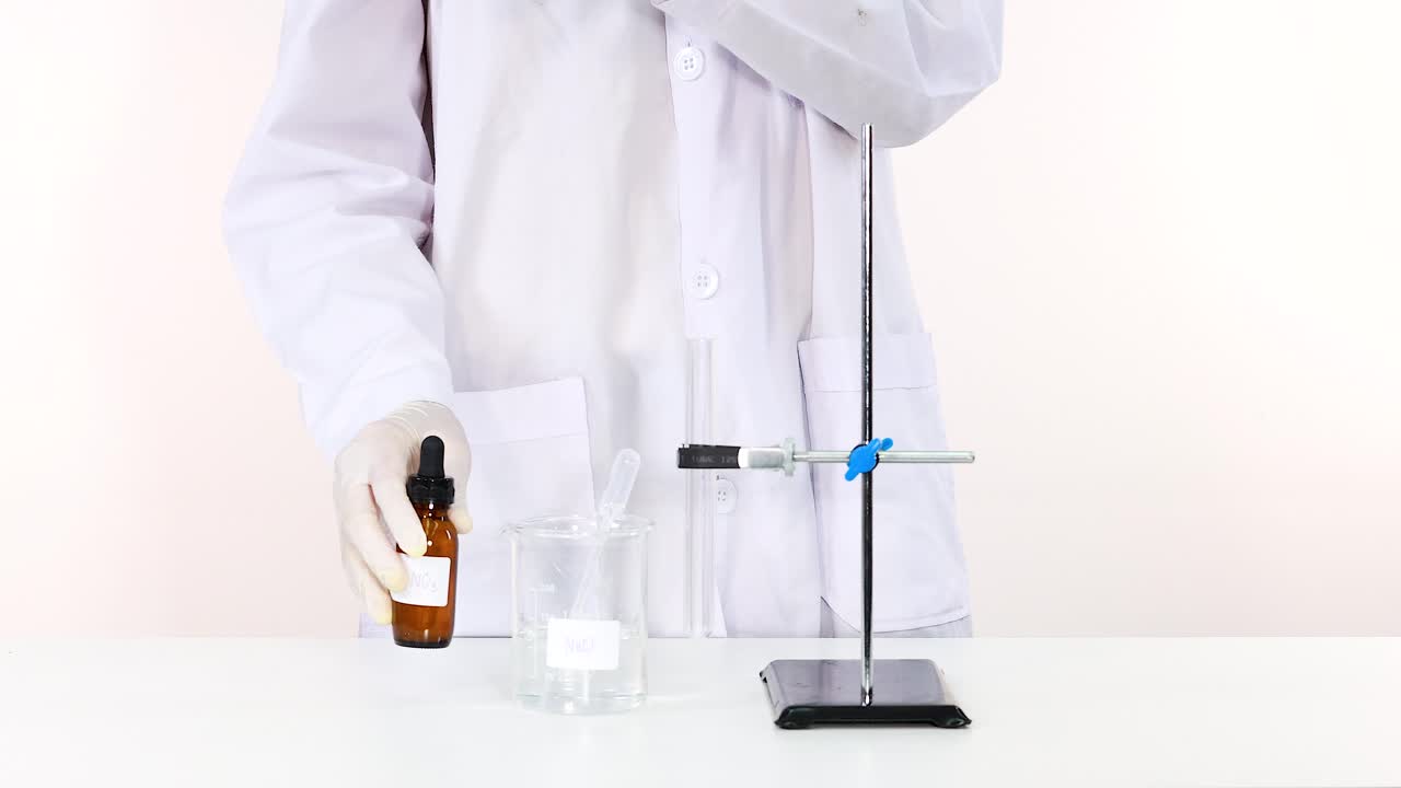 Esperimento scientifico con attrezzatura da laboratorio