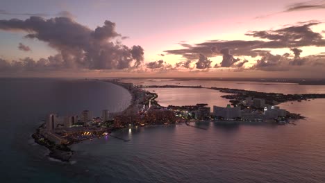 vista aérea de balnearios y playas, puesta de sol en la zona hotelera de cancún, méxico - levantamiento, disparo de drones