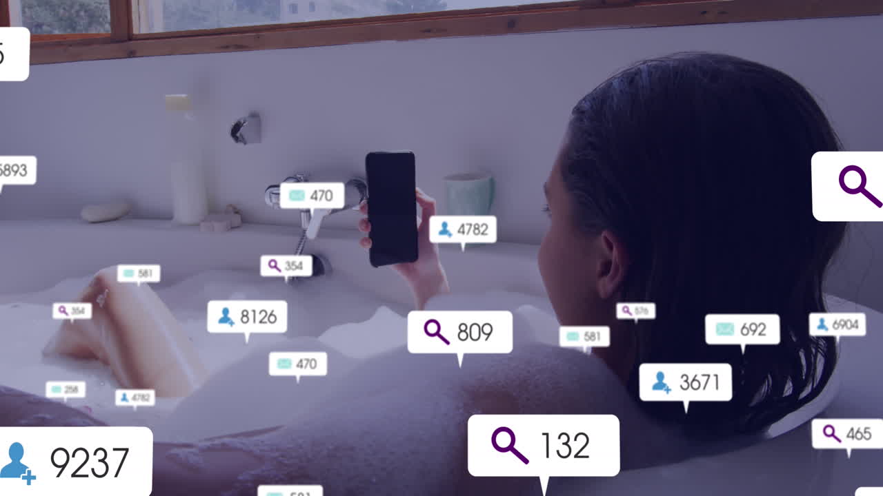 animación de barras de notificación sobre mujer caucásica sosteniendo el teléfono mientras está acostada en la bañera