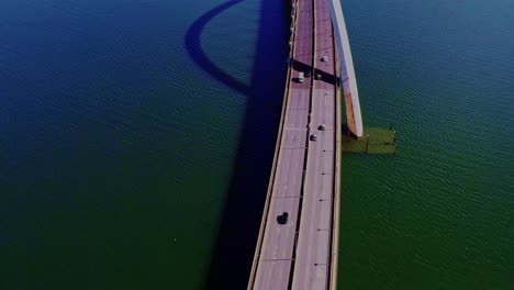 Toma-Aérea-Acercándose-Al-Puente-Juscelino-Kubitschek-Sobre-El-Lago-Paranoá.