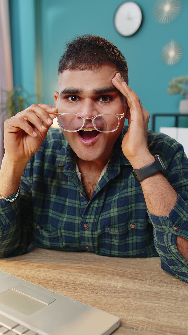 joven indio emocionado sorprendido conmocionado por la repentina victoria buenas noticias de victoria celebrando reacción wow