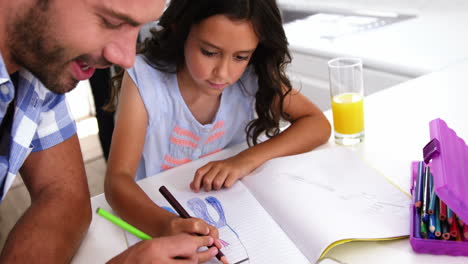 la hija y el padre haciendo un dibujo para colorear