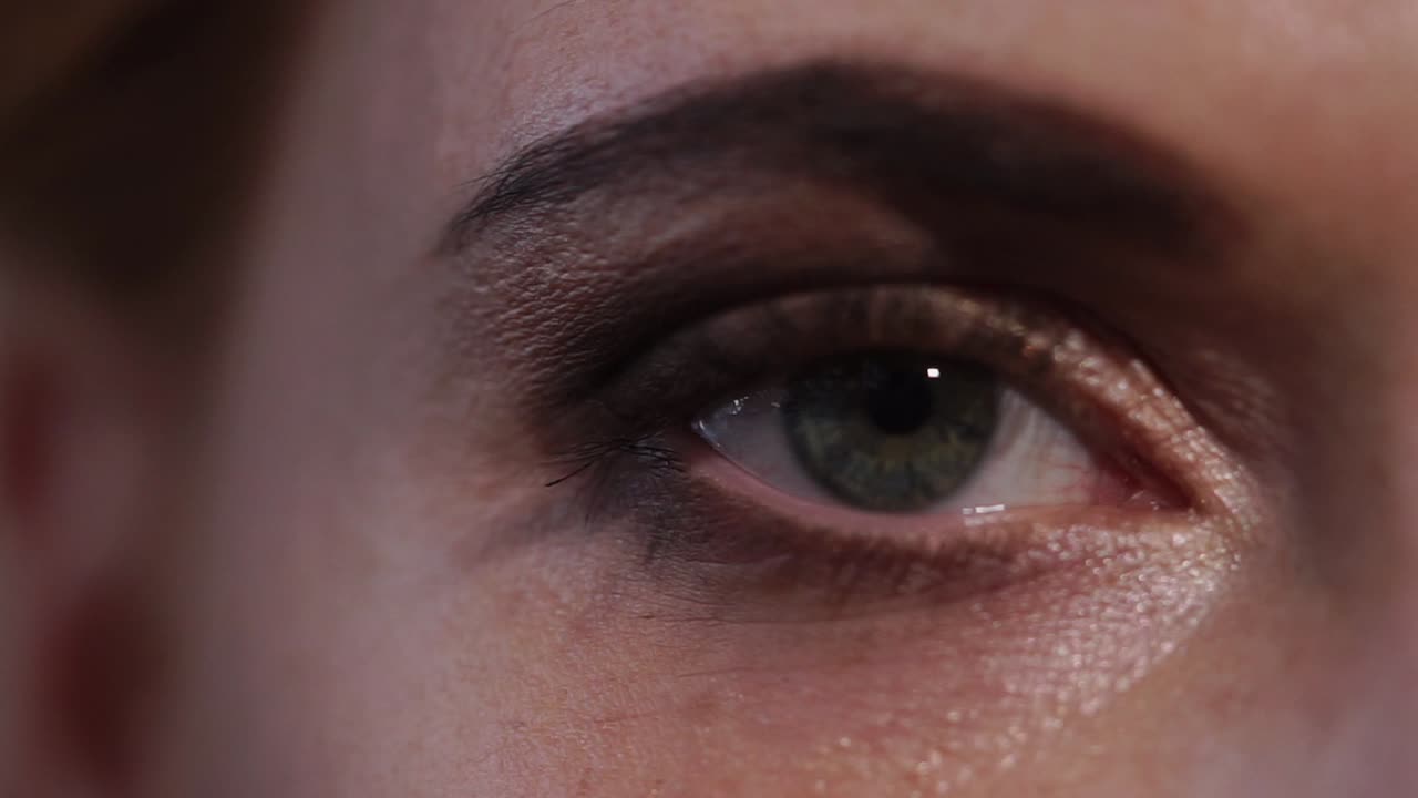 메이크업으로 눈의 클로즈업