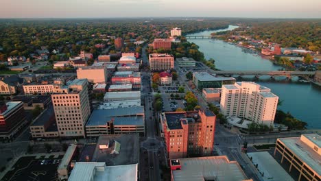 Schiebeantenne-Bei-Sonnenuntergang,-Die-Die-Wunderschöne-Innenstadt-Von-Rockford,-Illinois,-Amerika,-Enthüllt