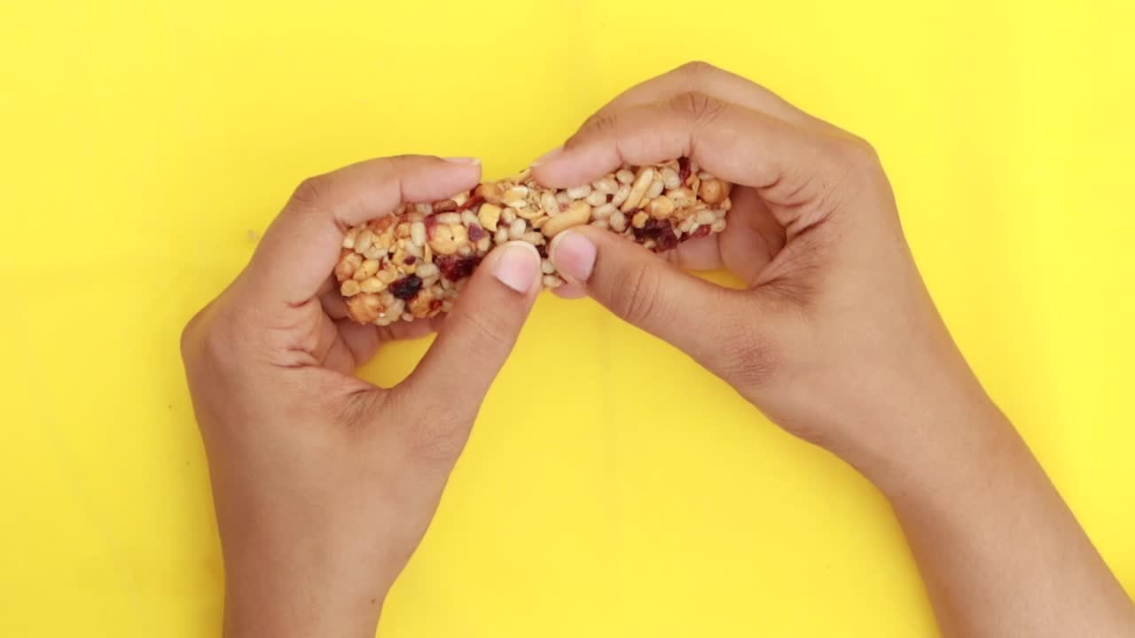 barras de proteínas de almendra , pasas y avena en la mesa
