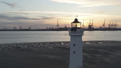 Ebbe-Luftaufnahme-Küstenleuchtturm-Sonnenaufgang-Versandhafen-Kräne-Horizont-Laterne-Nahaufnahme-Dolly-Rechts