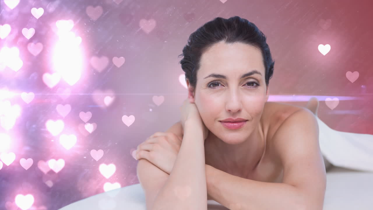 mujer atractiva acostada en la mesa de masaje