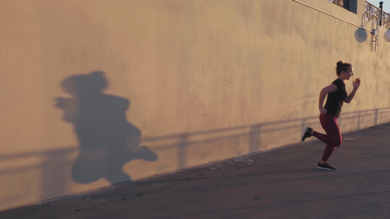 야외에서 점프하는 여자 잭