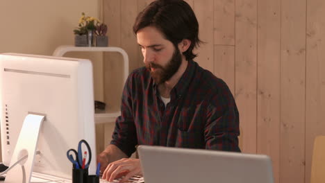 diseñador hipster casual trabajando en una computadora