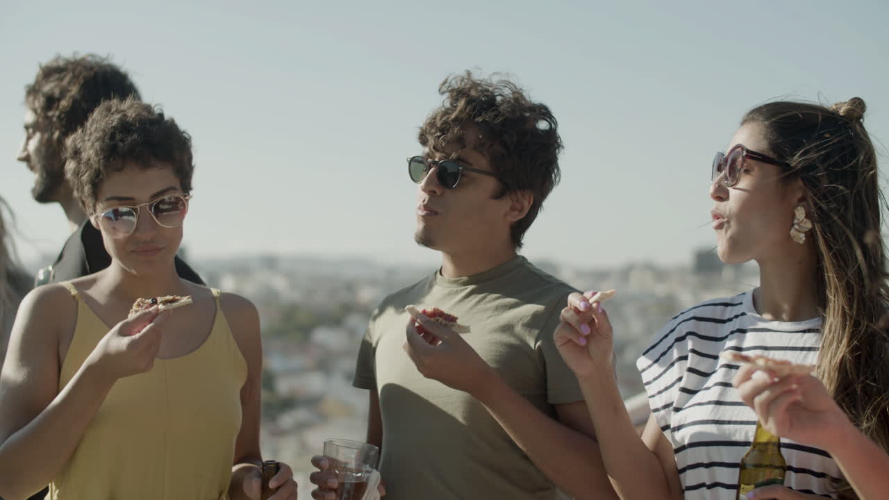 amigos felices disfrutando del sabor de una deliciosa pizza en la azotea