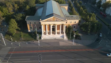 Un-Dron-Desciende-Para-Revelar-El-Salón-De-Arte-De-Budapest