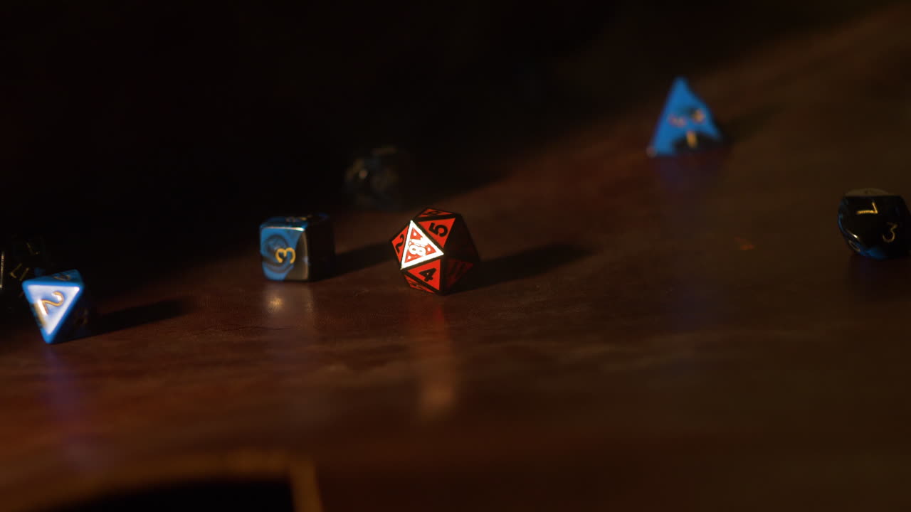 tirada de dados en cámara lenta de varios dados con humo