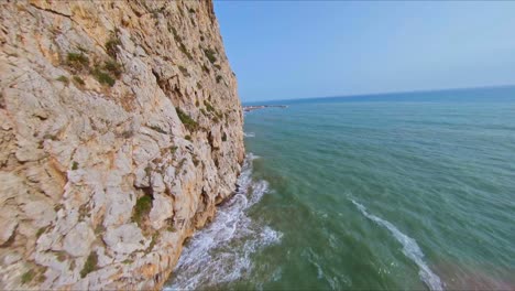 Vista-Aérea-De-Drones-Volando-A-Lo-Largo-De-Los-Espectaculares-Acantilados-Rocosos-De-Garraf,-España-En-La-Costa-Mediterránea