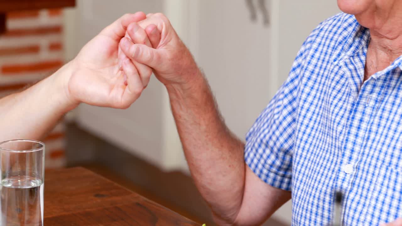 familia extendida orando antes de la cena