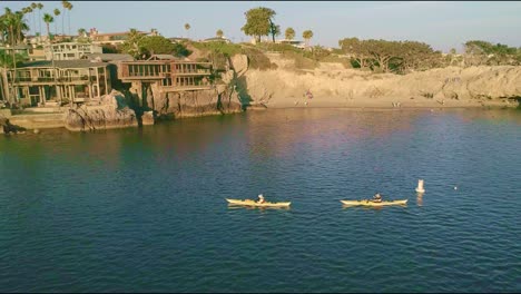 dos personas haciendo kayak en newport beach en california