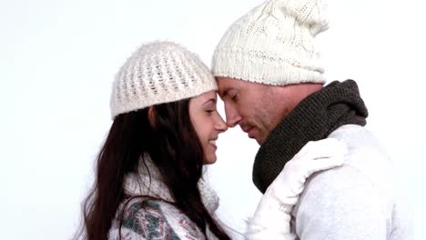 Pareja-De-Invierno-Abrazándose-Y-Sonriendo