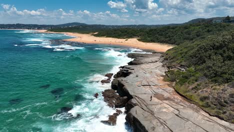 Wamberal-Beach-Bis-Spoon-Bay:-Ein-Blick-Aus-Der-Vogelperspektive-Auf-Die-Zentrale-Küste-Von-New-South-Wales,-Australiens-Küstennaturschutzgebiet-Und-Die-Felsige-Landzunge