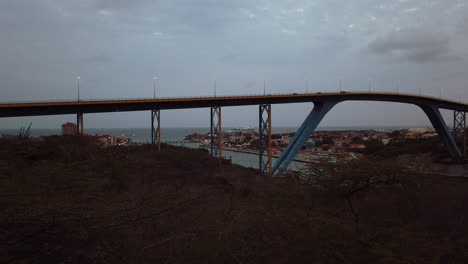 Mirando-La-Entrada-Del-Puente-Juliana-De-La-Bahía-De-Sint-Anna-Desde-La-Vista-Del-Estacionamiento-Del-Caribe-Holandés-De-Deloitte-En-El-Curacao