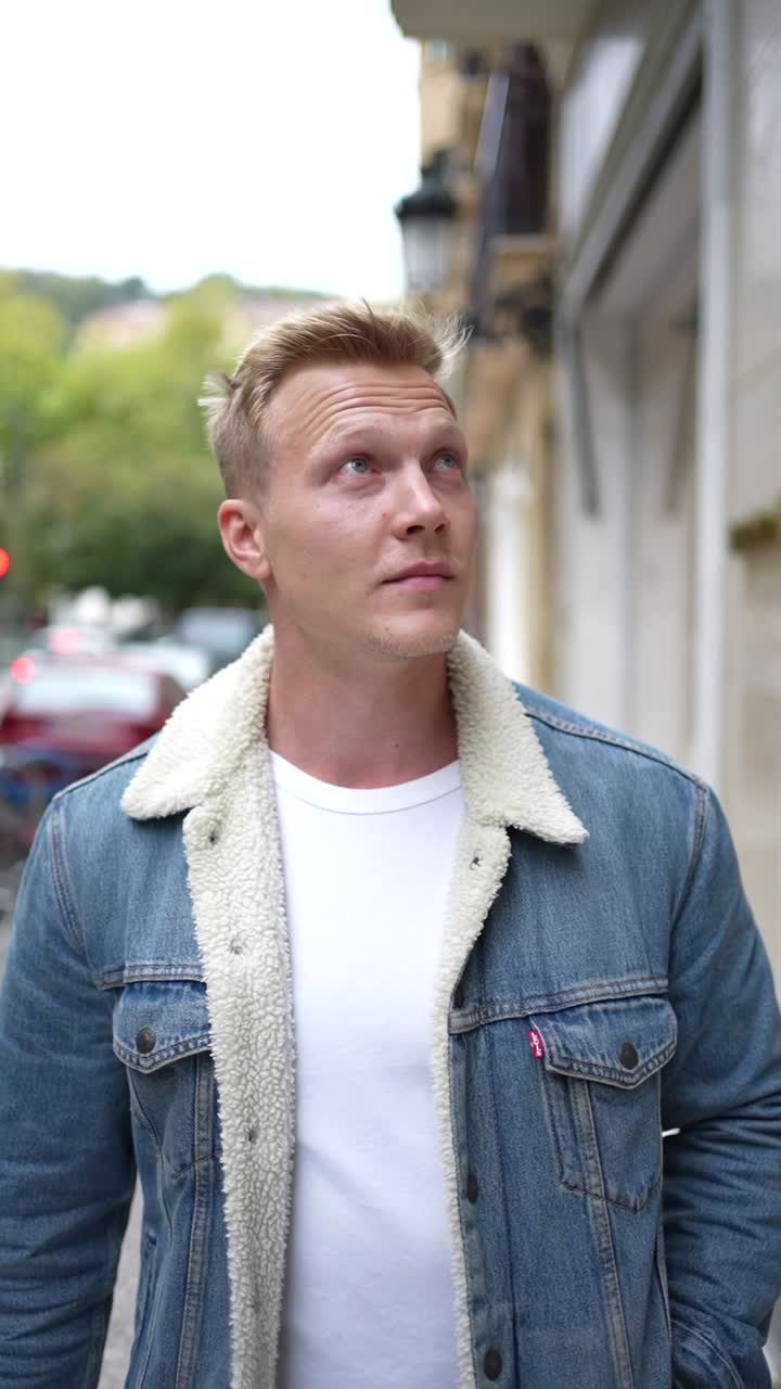 Man wearing a denim jacket with a sherpa collar and a white t-shirt