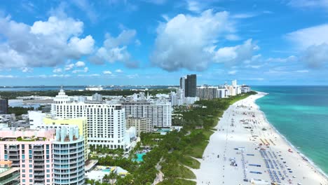 Wunderbare-Drohnenaufnahmen-Aus-Der-Luft-Von-Einem-Sandstrand-In-Miami,-USA,-Langsam-Ansteigende-Sockelaufnahme,-Die-Eine-Faszinierende-Meereslandschaft-Und-Die-Hohen-Gebäude-Daran-Einfängt